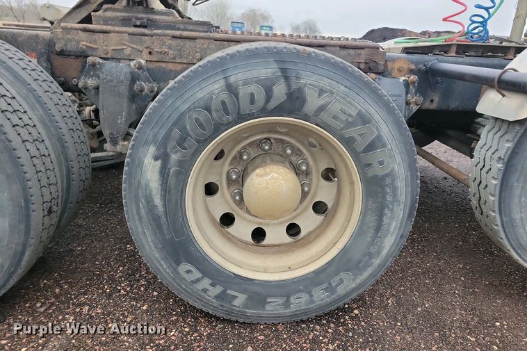 image for item NV9811 2003 Freightliner FLD semi truck