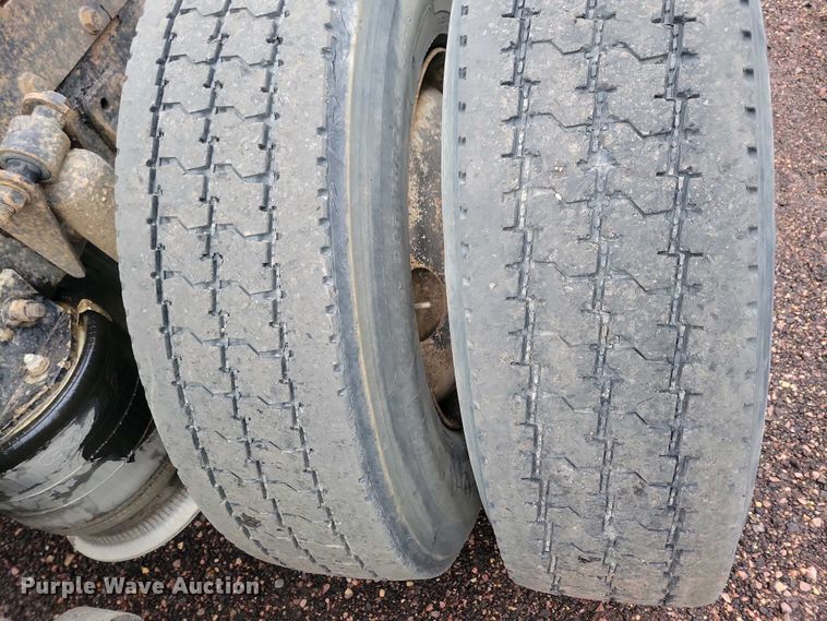 image for item NV9811 2003 Freightliner FLD semi truck