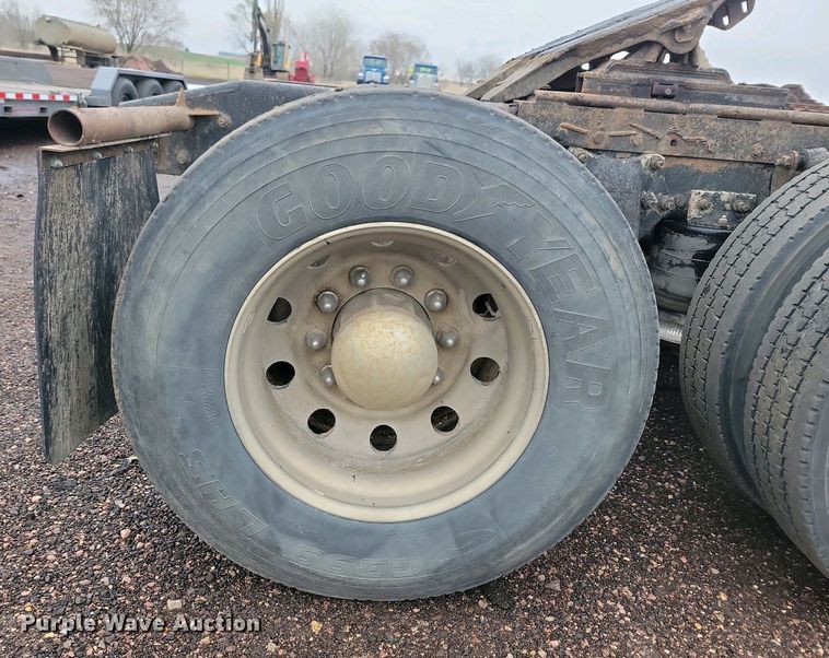 image for item NV9811 2003 Freightliner FLD semi truck