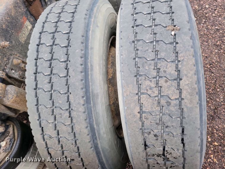 image for item NV9811 2003 Freightliner FLD semi truck