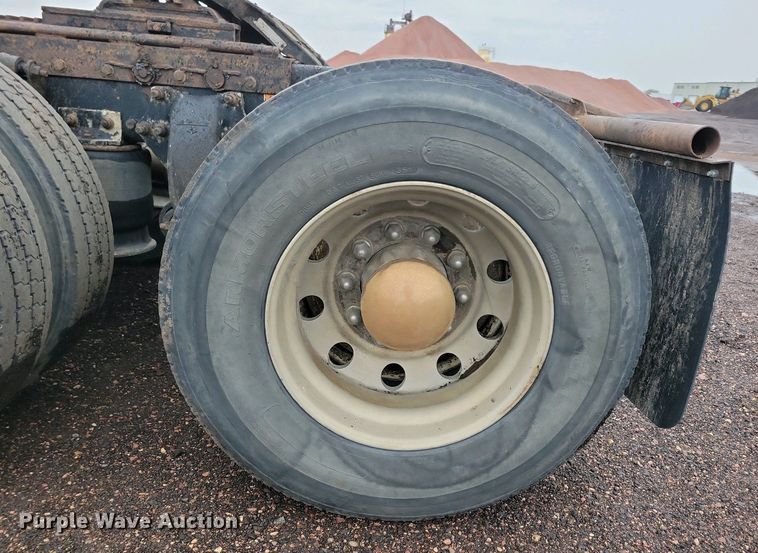 image for item NV9811 2003 Freightliner FLD semi truck