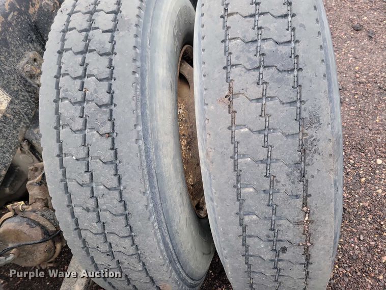 image for item NV9811 2003 Freightliner FLD semi truck