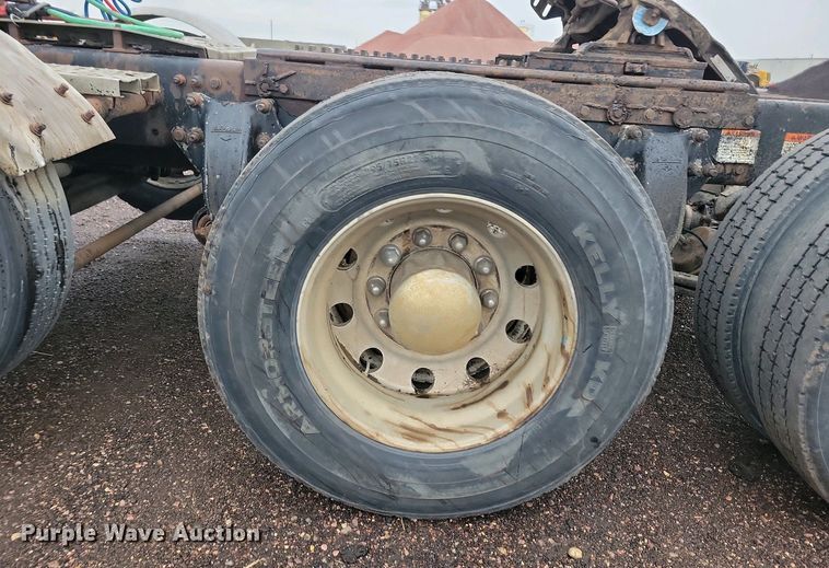 image for item NV9811 2003 Freightliner FLD semi truck