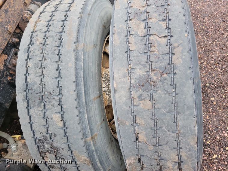 image for item NV9811 2003 Freightliner FLD semi truck