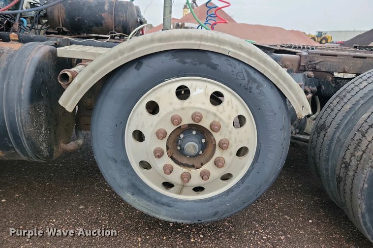 image for item NV9811 2003 Freightliner FLD semi truck