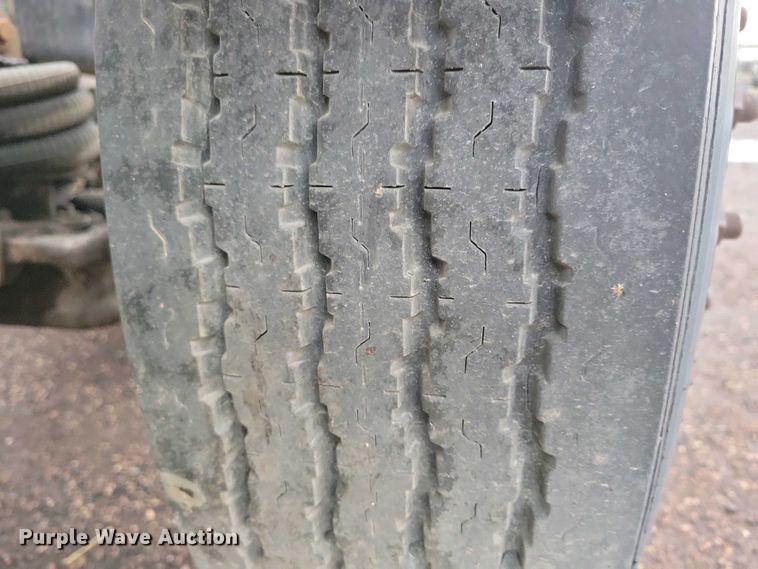 image for item NV9811 2003 Freightliner FLD semi truck