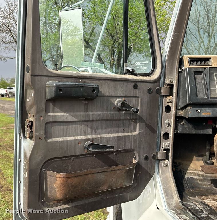 image for item OB9615 1993 International 4700 flatbed truck