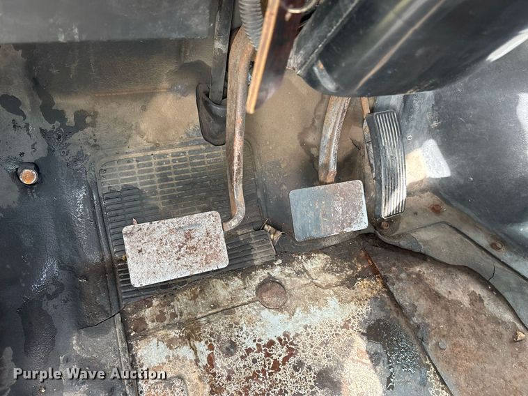 image for item OB9615 1993 International 4700 flatbed truck