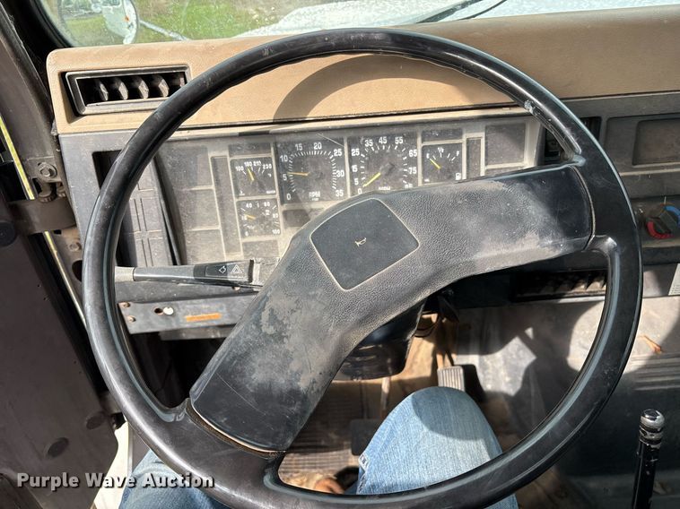 image for item OB9615 1993 International 4700 flatbed truck