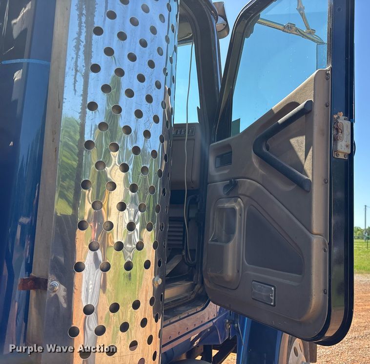 image for item OB9673 2007 International 5900i SFA winch truck