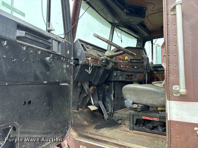 image for item OB9679 1991 Freightliner Conventional semi truck
