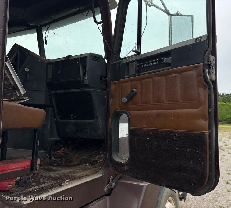 image for item OB9679 1991 Freightliner Conventional semi truck