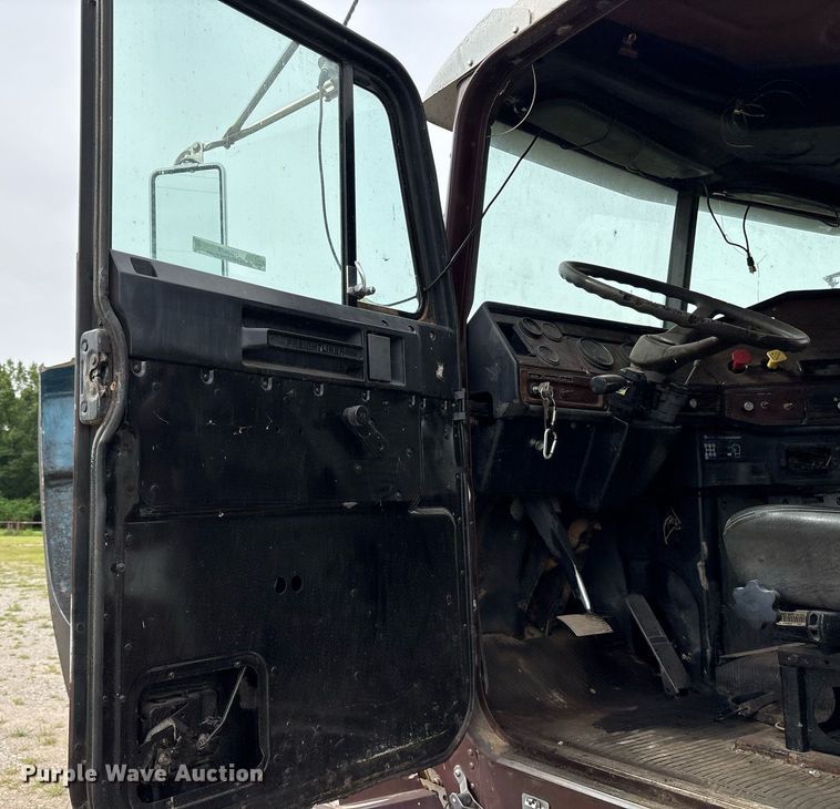 image for item OB9679 1991 Freightliner Conventional semi truck