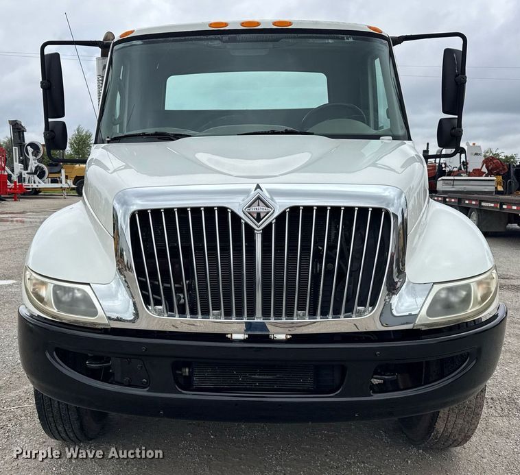 image for item OG9956 2009 International 4300 semi truck