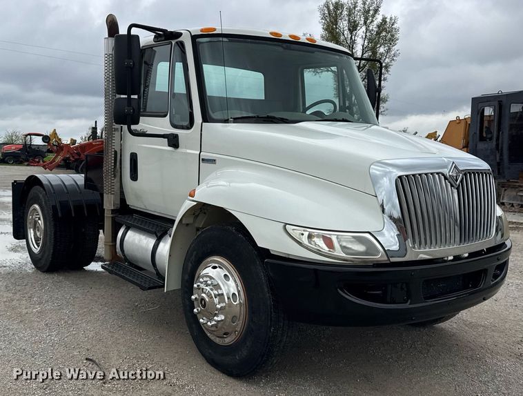 image for item OG9956 2009 International 4300 semi truck