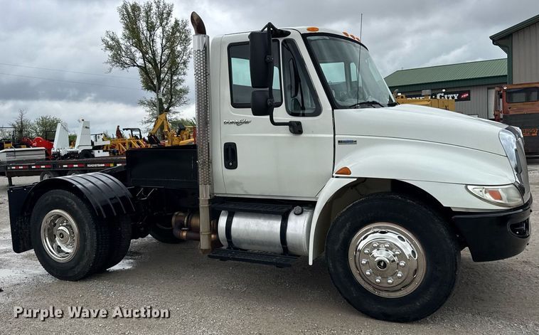 image for item OG9956 2009 International 4300 semi truck