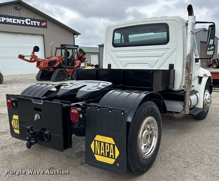 image for item OG9956 2009 International 4300 semi truck