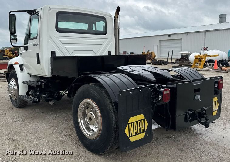 image for item OG9956 2009 International 4300 semi truck