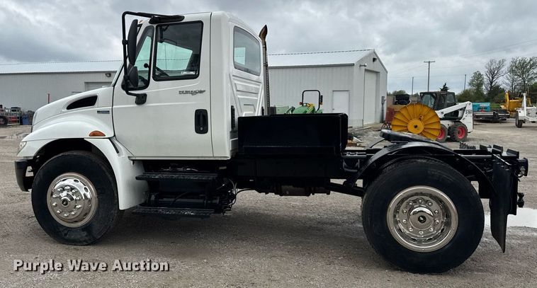 image for item OG9956 2009 International 4300 semi truck