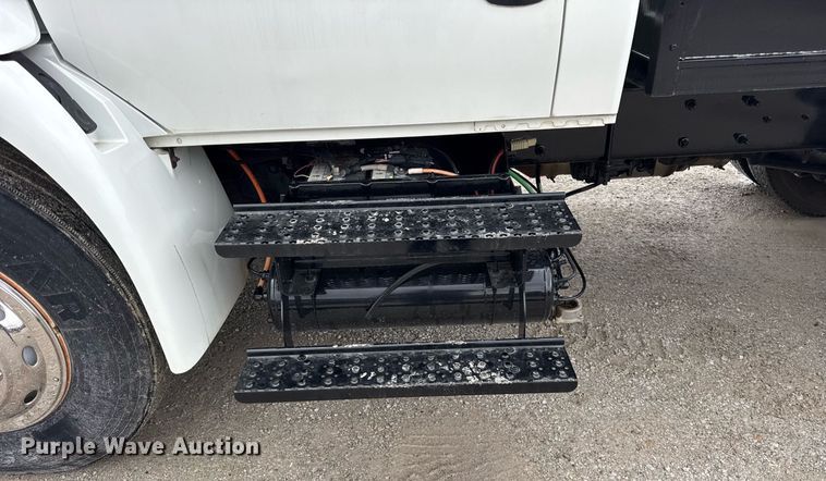 image for item OG9956 2009 International 4300 semi truck