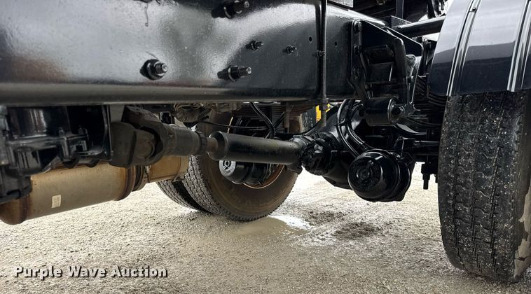 image for item OG9956 2009 International 4300 semi truck