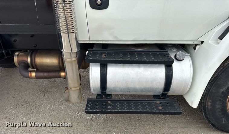 image for item OG9956 2009 International 4300 semi truck