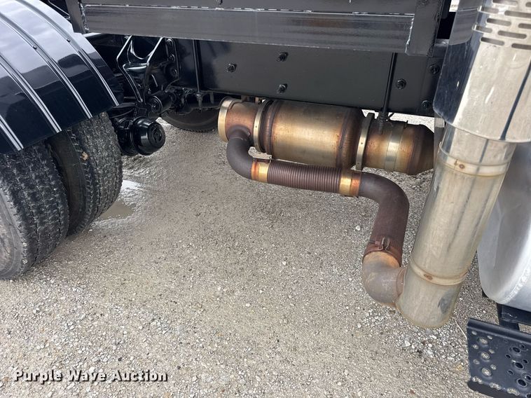 image for item OG9956 2009 International 4300 semi truck