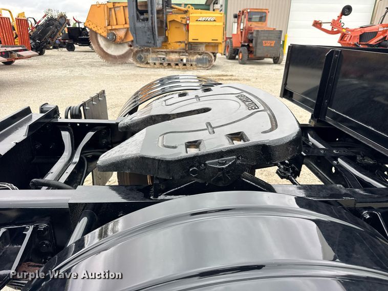 image for item OG9956 2009 International 4300 semi truck