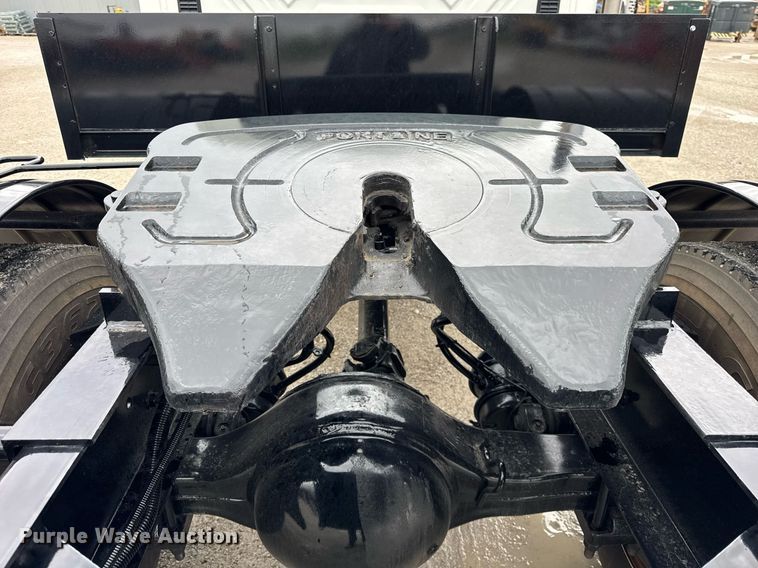 image for item OG9956 2009 International 4300 semi truck