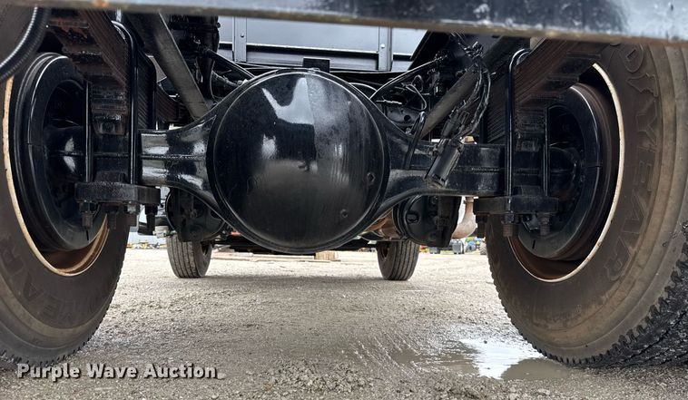 image for item OG9956 2009 International 4300 semi truck