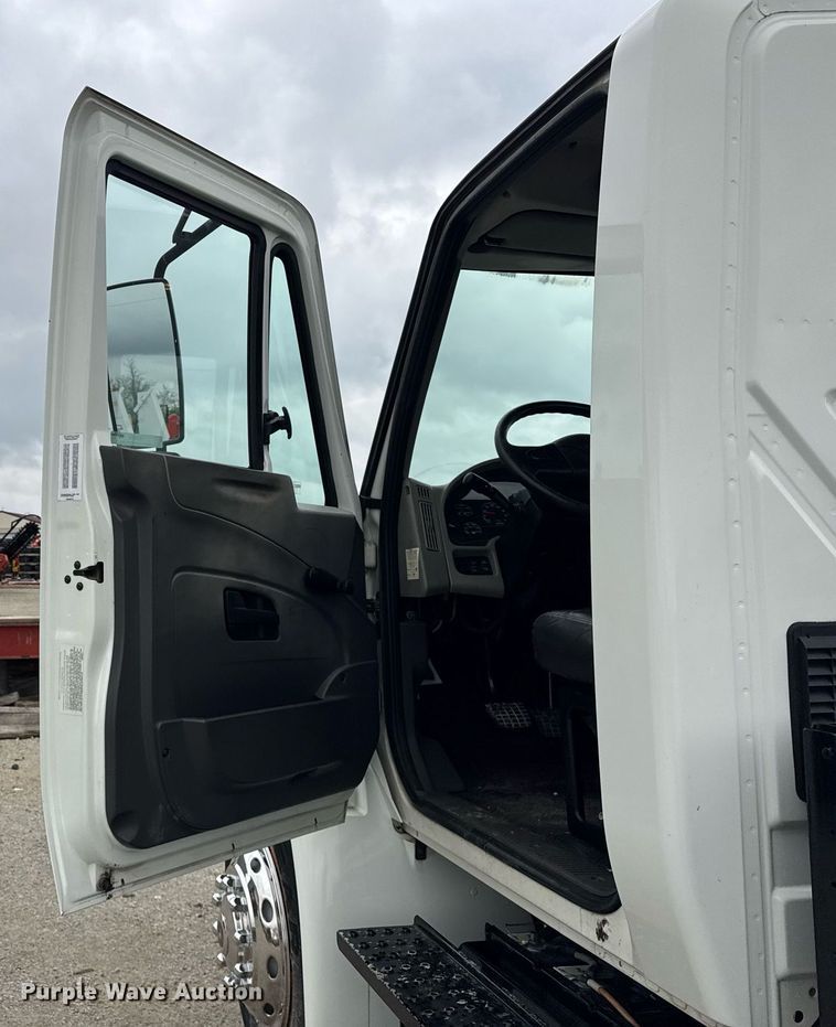 image for item OG9956 2009 International 4300 semi truck