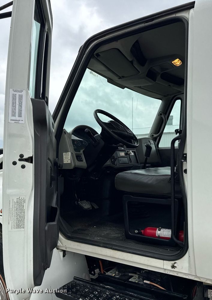 image for item OG9956 2009 International 4300 semi truck