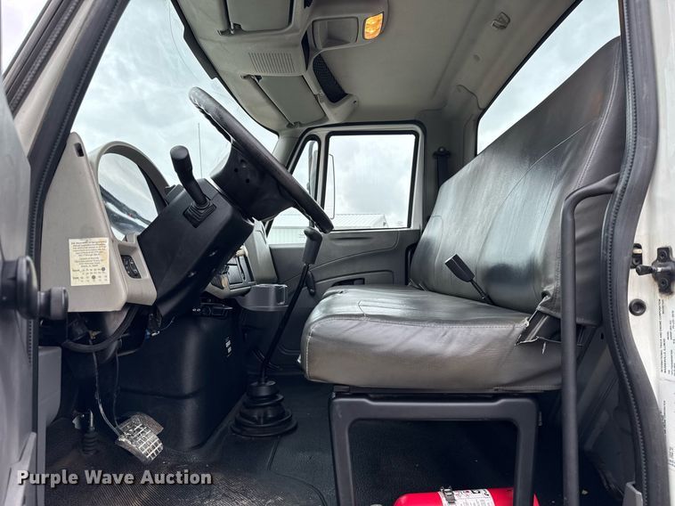 image for item OG9956 2009 International 4300 semi truck