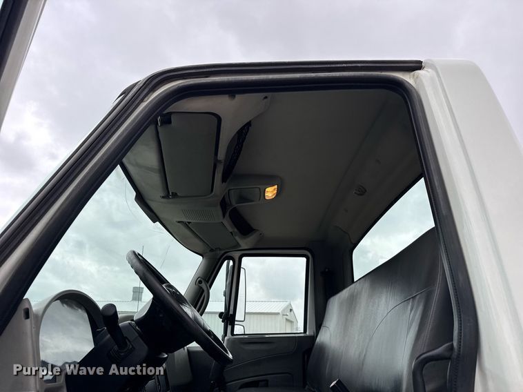 image for item OG9956 2009 International 4300 semi truck