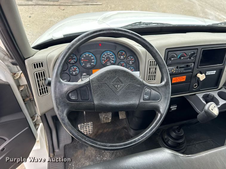 image for item OG9956 2009 International 4300 semi truck