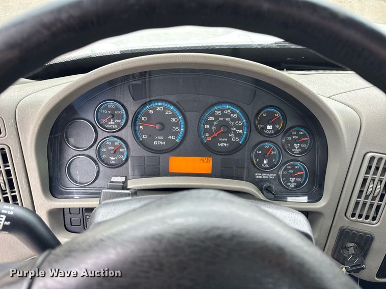 image for item OG9956 2009 International 4300 semi truck