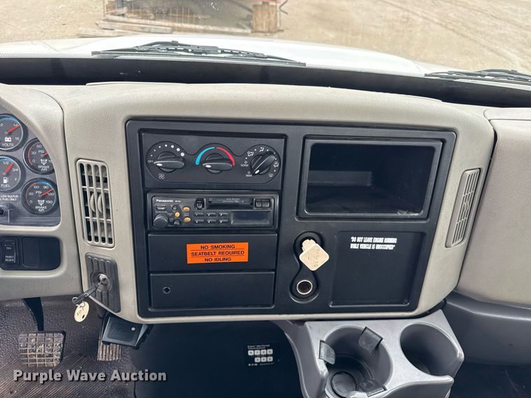 image for item OG9956 2009 International 4300 semi truck