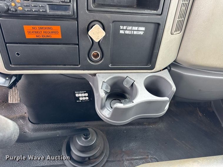 image for item OG9956 2009 International 4300 semi truck