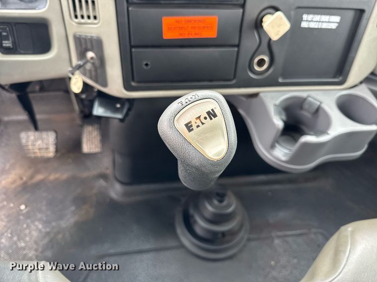 image for item OG9956 2009 International 4300 semi truck