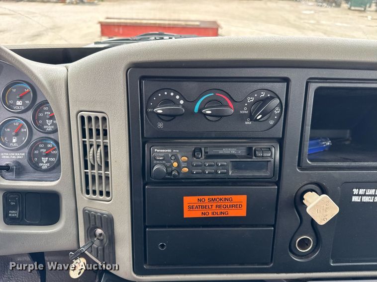 image for item OG9956 2009 International 4300 semi truck