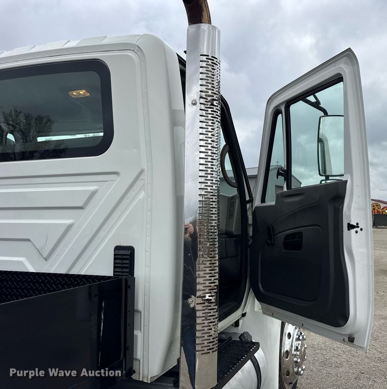 image for item OG9956 2009 International 4300 semi truck