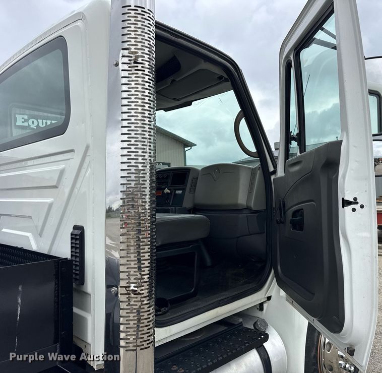 image for item OG9956 2009 International 4300 semi truck