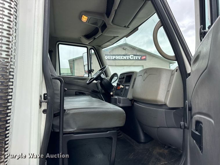 image for item OG9956 2009 International 4300 semi truck