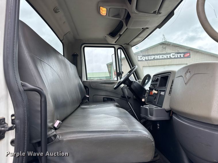 image for item OG9956 2009 International 4300 semi truck