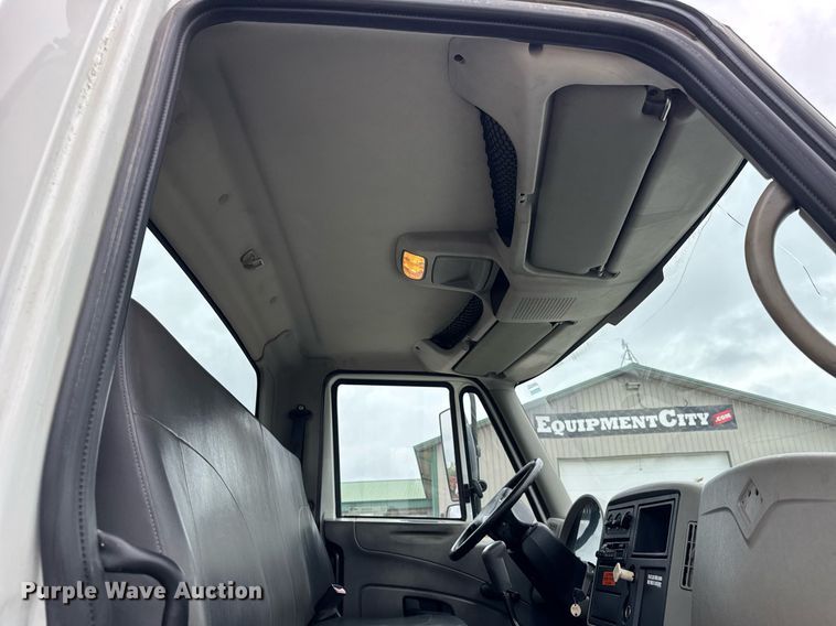 image for item OG9956 2009 International 4300 semi truck