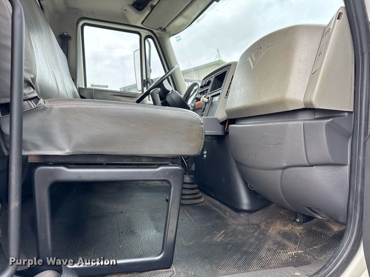 image for item OG9956 2009 International 4300 semi truck