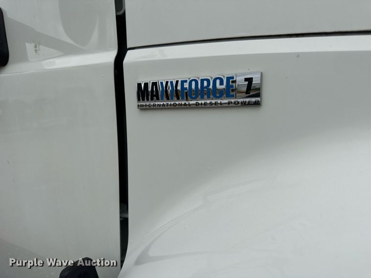 image for item OG9956 2009 International 4300 semi truck