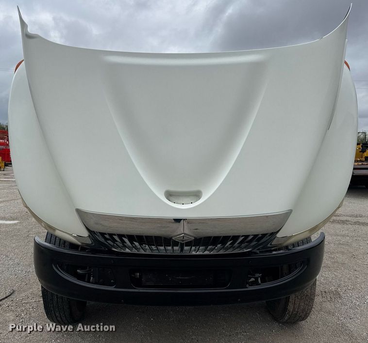 image for item OG9956 2009 International 4300 semi truck