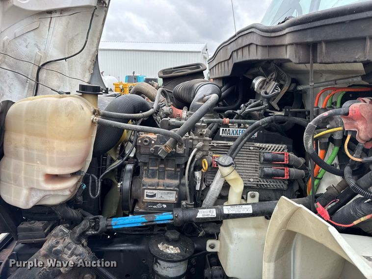 image for item OG9956 2009 International 4300 semi truck