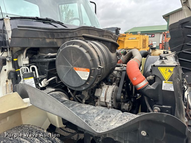 image for item OG9956 2009 International 4300 semi truck